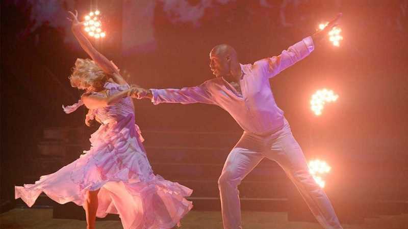 Vernon Davis and partner dancing on DWTS season 29