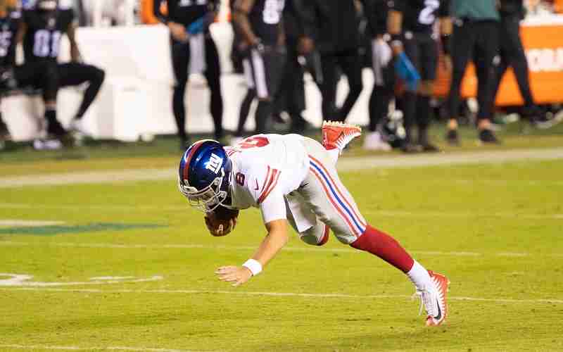 Daniel Jones of the Giants falling down unassisted