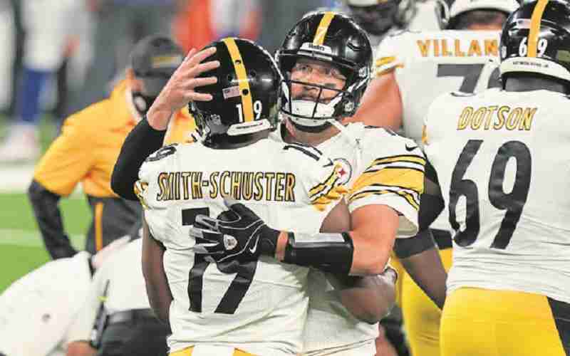 Ben Roethlisberger hugging another Steelers player